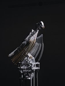 The Nerve Rack, 2019 (Acetal, Akryl, Aluminium, Mässing, Elektriska kretsar, Färg, PVC, Resin, Servomotorer, Stål) av Mat Collishaw