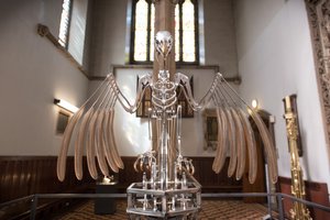 The Nerve Rack, 2019 (Acetal, Akryl, Aluminium, Mässing, Elektriska kretsar, Färg, PVC, Resin, Servomotorer, Stål) av Mat Collishaw