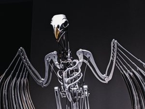 The Nerve Rack, 2019 (Acetal, Akryl, Aluminium, Mässing, Elektriska kretsar, Färg, PVC, Resin, Servomotorer, Stål) av Mat Collishaw