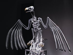 The Nerve Rack, 2019 (Acetal, Akryl, Aluminium, Mässing, Elektriska kretsar, Färg, PVC, Resin, Servomotorer, Stål) av Mat Collishaw