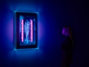 Ultraviolet Angel, 2008 (ultraviolett bläck på plexiglaslåda, 2 ultravioletta neonljus) av Mat Collishaw