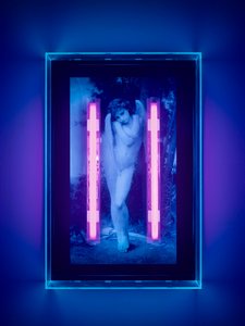 Ultraviolet Angel, 2008 (ultraviolett bläck på plexiglaslåda, 2 ultravioletta neonljus) av Mat Collishaw
