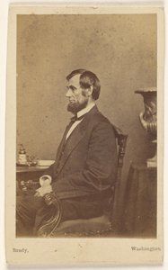 [Abraham Lincoln sittande, i profil] av Mathew B. Brady