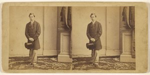 [Oidentifierad ung man stående med hög hatt och käpp] av Mathew B. Brady