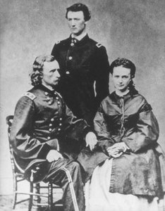 General George A. Custer (1839-76) med sin fru Elizabeth och sin bror Tom (s/v foto)