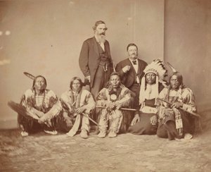 General J. E. Smith och indianer, 1870-talet. av Mathew Brady
