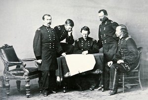 General Sheridan (1831-88) i konferens med sin personal, inklusive George Custer (1839-76) (s/v foto)