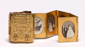 Somebodys Luggage Miniature Wedding Album av Tom Thumb och Lavinia Warren, ca. 1863. av Mathew B. Brady