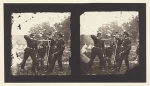 Utan titel [Amerikanska soldater poserar med vapen], 1850-1900. av Mathew Brady