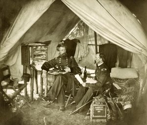 General Jefferson C. Davis & officer Sittande i ett tält, pub.1861 (foto) av Mathew and studio Brady