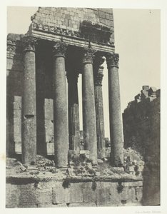 Baalbeck Heliopolis, Jupiters tempel, utsikt från sydöstra vinkeln, Syrien, 184951, tryckt 1852. av Maxime Du Camp