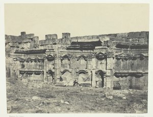 Baalbeck, Interiör av inhägnad av solens och Jupiters tempel, Syrien, 184951, tryckt 1852. av Maxime Du Camp