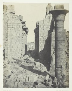 Karnakpalatset, Bubastiternas domstol och huvudingången till Hypostyle Hall, Thebe, 184951. av Maxime Du Camp