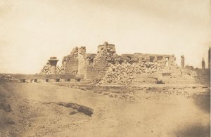 Ruinerna av Hypostyle Hall of Palace of Karnac - Utsikt från sydväst, 1849-50. av Maxime Du Camp