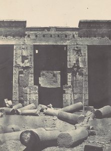 Thebe. Medinet-Habou. Östra delen av Peristylen av Ramses-Méiamoun-palatset, 1850. av Maxime Du Camp