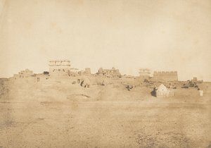 Vy över en del av byn Luxor, Thebe, 1849-50. av Maxime Du Camp