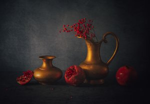 Stilleben med granatäpple av May G