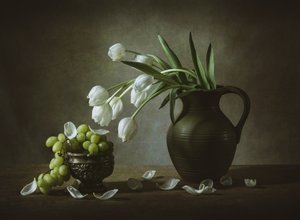 Vita tulpaner och druvor