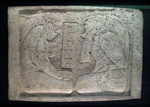 Överligger med två fångar, Yaxchilan-området, senklassisk period, 600-900 e.Kr. av Mayan