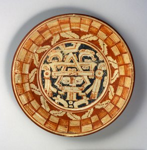 Tallrik, c.600-800 (keramik med röd, orange och svart på vit slipfärg)