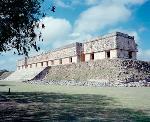 Pre-columbiansk civilisation: utsikt över platsen för Uxmals antika mayahuvudstad, Puuc-stil. Norra Yucatan 600-900 AD: spåmannens pyramid. Mexiko av Mayan