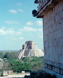 Pre-columbiansk civilisation: utsikt över det övre templet på platsen för Uxmals antika mayahuvudstad, Puuc-stil. Norra Yucatan 600-900 e.Kr. Mexiko av Mayan