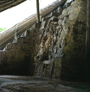 Arkitektonisk mask, Mascaronernas tempel, Kohunlich, Yucatanhalvön, Mexiko Tidig klassisk period (300-600 e.Kr.) (stuckatur och sten) av Mayan Mayan