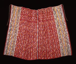 Cofradia-kappe, möjligen för helgonfiguren, ca 1920-1940 (bomull; slät väv med varpvändning med varpränder och varpikat och kompletterande väftmönster) av Mayan Mayan