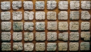 Maya-kalender (320-1697) sammansatt av olika glyfer (graverade stenar)