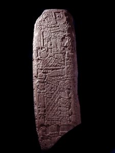 Precolombiansk konst, Maya-civilisation, initial klassisk period: stenstele 5 från El Zapote, Peten, Guatemala. Sol. h. 127 cm Guatemala, Museo Nazionale di Archeologia e Etnologia - Förcolumbiansk konst, Maya-civilisationen, klassisk period (ca 250 till 9 av Mayan Mayan