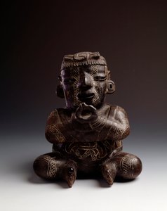 Precolombiansk konst, Maya-civilisation, initial period: antropomorf lervas föreställande en man sittande med händerna sammanfogade i form av en cirkel. Från Uaxactun, Guatemala. Sol. h. 21,2 x bredd 20,2 cm Guatemala, Museo Nazionale di Archeologia e Etno av Mayan Mayan