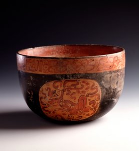 Precolombiansk konst, Maya-civilisation, sen klassisk period: skärande polykrom lerdekor av glyfer. Från Uaxactun, Quiche, Guatemala Sun. h. 12,5 x diam. 18,5 cm Guatemala, Museo Nazionale di Archeologia e Etnologia - Förcolumbiansk konst, Maya Civilizati av Mayan Mayan