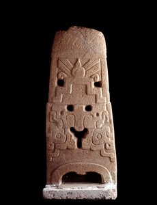 Precolombiansk konst, Maya-civilisation, förklassisk period: stenstele dekorerad av den stilistiska masken av en gudom. 600-1100 AD från Saca Tepequez, Guatemala. Dämpa. hög. 103 cm Guatemala City, Museo Nazionale di Archeologia e Etnologia av Mayan Mayan