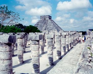 Pre-columbiansk civilisation: utsikt över platsen för Chichen Itza i Yucatan-regionen. Mayacivilisation, klassisk period och Maya renässans, 750-1200 e.Kr. Mexiko av Mayan Mayan