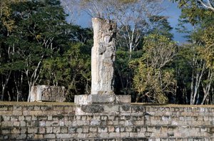 Stelen 2 med utsikt över bollplanen, 652 e.Kr av Mayan Mayan