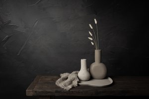 Minimalistiska vaser och gräs