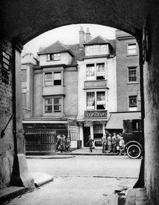 Gammalt hus och en krog som överlevde i Aldgate, London, 1926-1927.