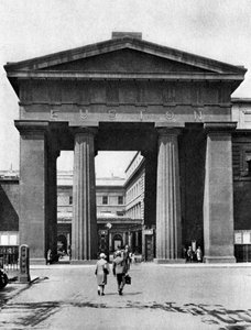 Den doriska bågen som leder till Euston Station, London, 1926-1927.