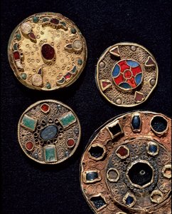 Medeltidens arkeologi (medeltiden). Galliens barbariska konst: fibules (från latin fibula som betyder fäste) i guldsilververk i filigran, polykrom stil. Frankrike, merovingertiden, 600-700-talet. Strasbourg, Musee d