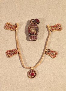 Örnformad brosch och ett halsband, 400-600-tal (guld & cloisonne emalj) av Merovingian