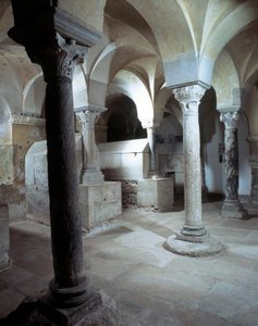 Merovingerkonst: utsikt över kryptan i klostret Jouarre. 700-talet e.Kr. Not och märgel av Merovingian