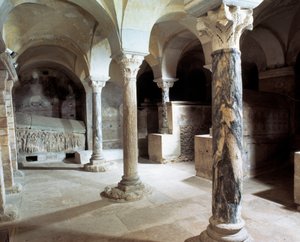 Merovingerkonst: utsikt över kryptan i klostret Jouarre. 700-talet e.Kr. Seine och Marne av Merovingian