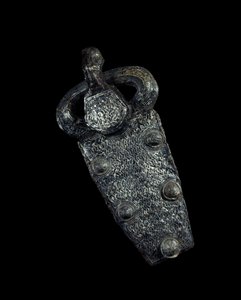 Merovingerkonst: bältesspännesplatta i silver damasquinjärn. 650-700 e.Kr. Paris, Musée Carnavalet.