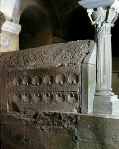 Merovingerkonst: cenotaph av abbedissan Theodechilde (eller Telchide) (död 662 e.Kr.). Sten begravningsmonument. Klostret i Jouarre (Seine och Marne)