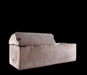 Merovingerkonst: Charentons sarkofag på Cher pryder scener av Daniels martyrskap i lejonhålan. 7:e århundradet. Bourges, Bärmuseet av Merovingian