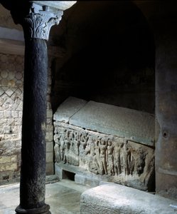 Merovingerkonst: Agilberts grav (600-talet), eveque av Paris. Sten begravningsmonument. Klostret i Jouarre (Seine och Marne).