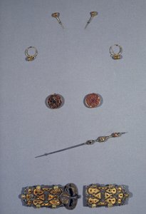Art Merovingian (Gallien): Uppsättning av frankernas drottning Arnegonde eller Aregonde (v.515-600), cirka 570. Hustru till Clotaire I (511-561). Uppifrån och ned: ett par stift i filigran silver och guld, ett par örhängen i cloisonne silver, filigran kopp