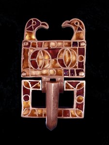Juvel dekorerad med fågelhuvuden (Frankrike) från 600-talet. Musée de Saint-Germain en Laye