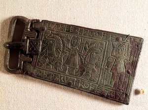 Merovingerkonst: Bältesspänne i brons från det burgundiska kungariket (barbariska människor) som föreställer Daniel i lejongropen. 550-626. Från Franche-Comte. National Museum of Archaeology, Saint Germain en Laye