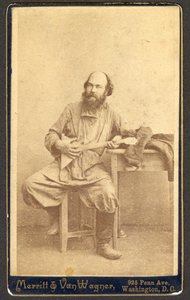 Porträtt av oidentifierad man med balalaika, mellan 1886 och 1895. av Merritt and Van Wagner